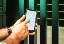 Koniec z pilotami i kluczami. Nowoczesny dom sterowany telefonem