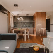 Mieszkanie w miejscu dawnego browaru wrocławskiego - dominuje w nim orzechowe drewno!