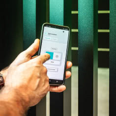 Koniec z pilotami i kluczami. Nowoczesny dom sterowany telefonem