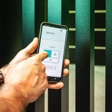Koniec z pilotami i kluczami. Nowoczesny dom sterowany telefonem