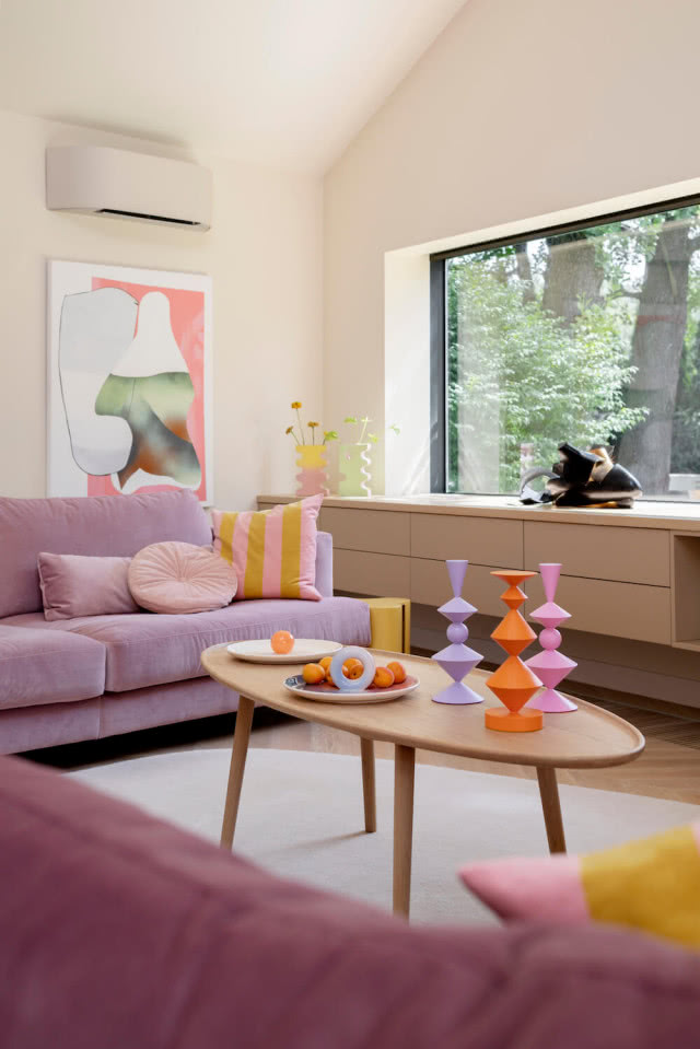 różowa sofa w salonie