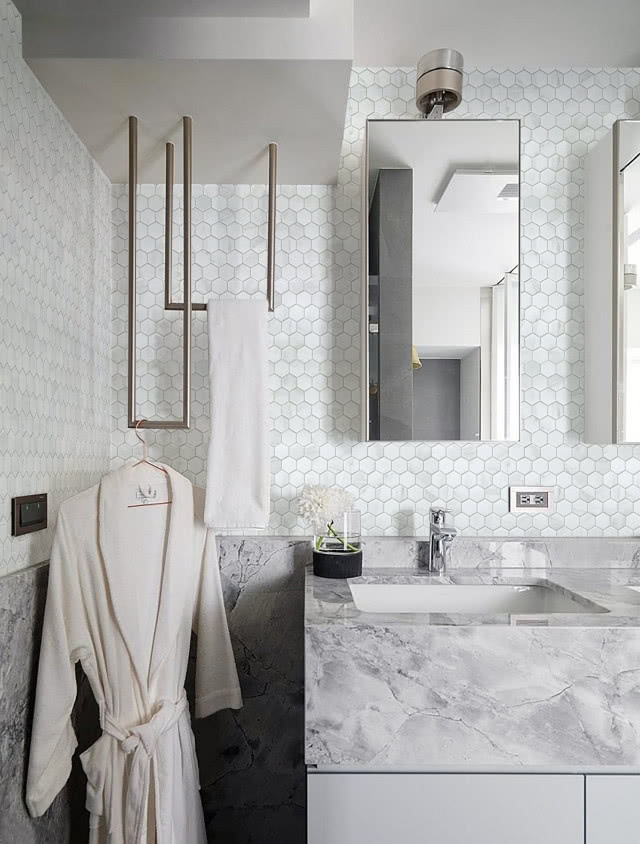 Umywalka wpuszczana w kamienny blat