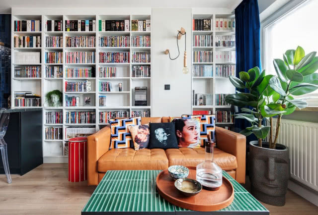 regał z filami w salonie