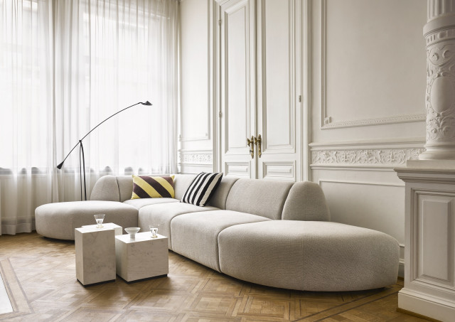 salon urządzony w jasnych kolorach