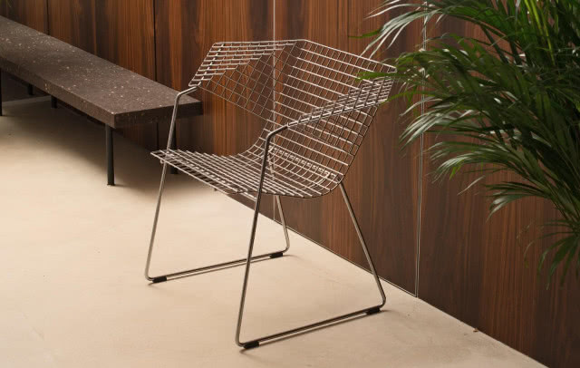 druciane krzesło we wnętrzu