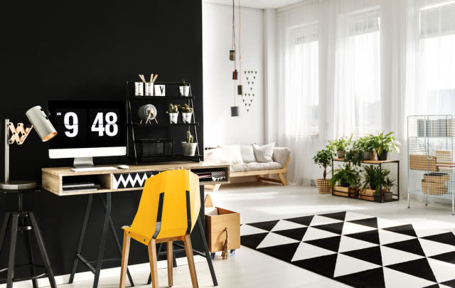 Kontrasty we wnętrzach: czerń i biel na ścianach i podłodze