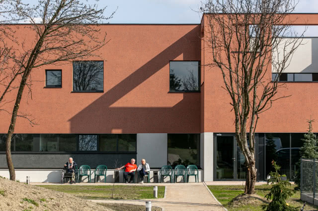 budynek, fragment, siedzący na plastikowych krzesłach ludzie 