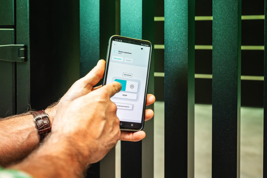 Koniec z pilotami i kluczami. Nowoczesny dom sterowany telefonem