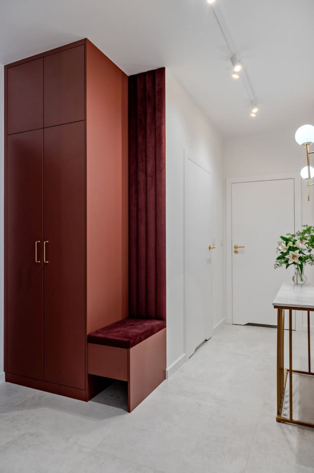 siedzisko z szafą w przedpokoju