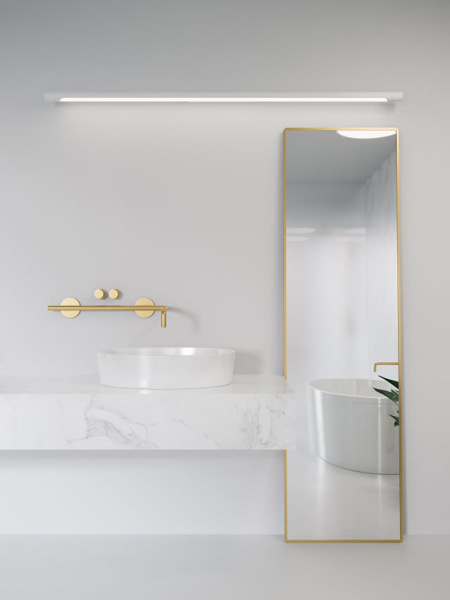 Biała umywalka z złotą armaturą