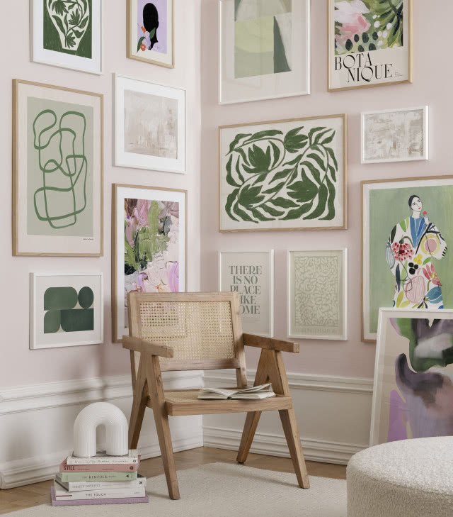 obrazy rozwieszone nieregularnie, w kącie stoi krzesło