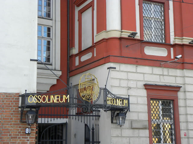 wejście do budynku Ossolineum
