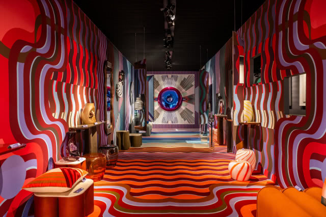 pawilon w kolorach czerwieni, na wprost niebieskie lustro