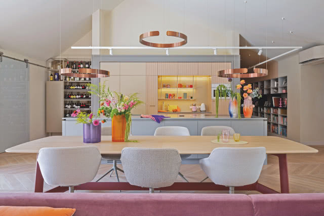 Dom Niny i Jacka pełen emocji i kolorów. Tu rządzi róż i beż