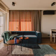 Mieszkanie w miejscu dawnego browaru wrocławskiego - dominuje w nim orzechowe drewno!