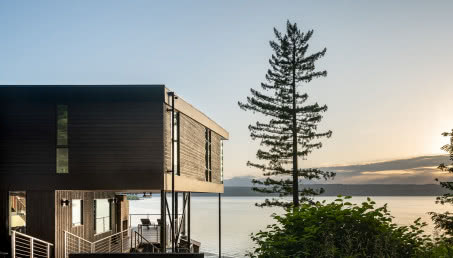 Dom nad jeziorem. Niezwykła metamorfoza budynku z 1940 roku