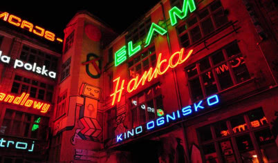 Czas neonów jeszcze się nie skończył! Zobaczcie, w jakich miastach można znaleźć stare i nowe świetlne szyldy. Oczy wam zabłysną!