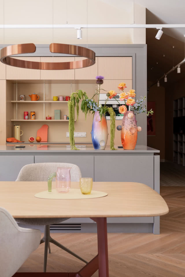 oryginalne złote lampy nad stołem w jadalni