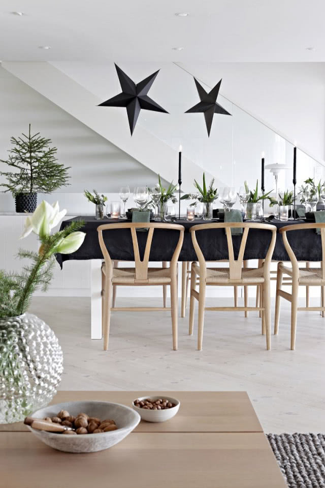 Minimalistyczne dekoracje świąteczne, wiszące papierowe gwiazdy