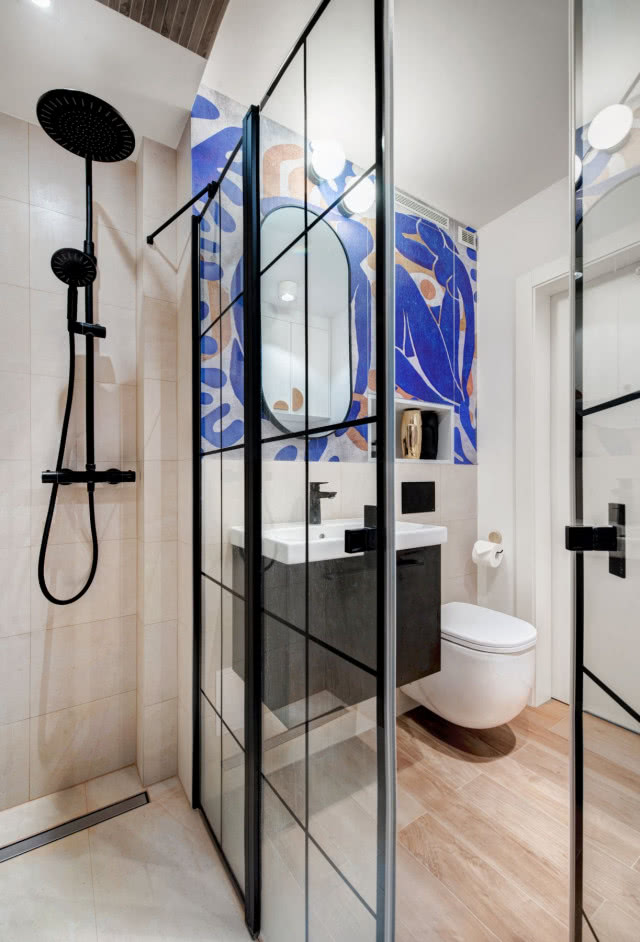 mała łazienka szklane drzwi przysznica