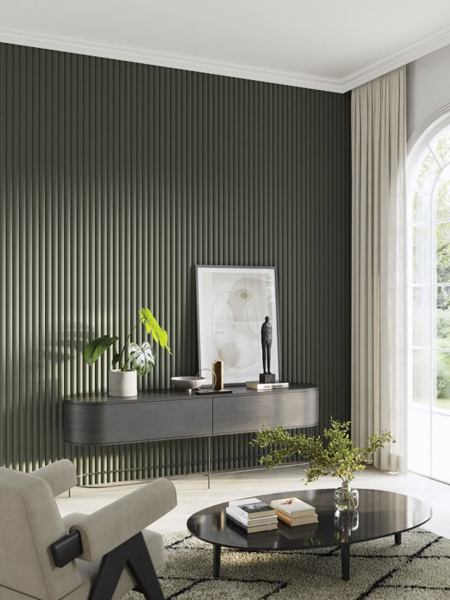 oliwkowe panele ścienne, komoda, obraz, kwiaty w doniczkach, stolik kawowy, fotel, zasłony