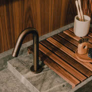 Mieszkanie w miejscu dawnego browaru wrocławskiego - dominuje w nim orzechowe drewno!