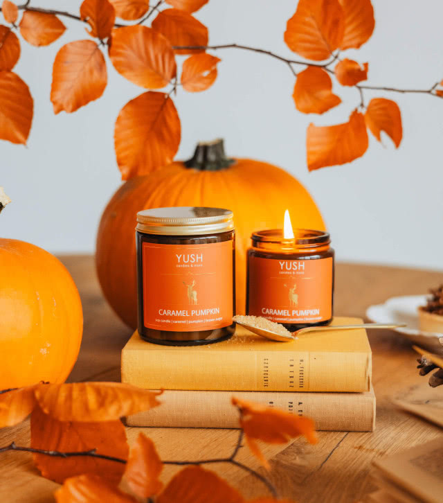 YUSH Caramel Pumpkin to świeca sojowa o kompozycji zapachowej karmel, dynia i brązowy cukier