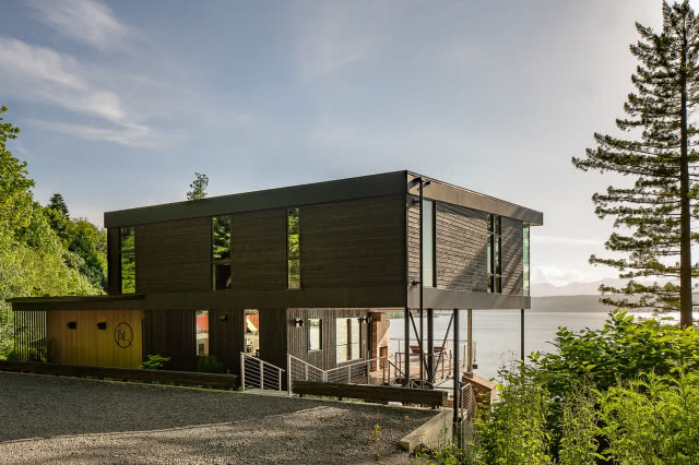 widok z podjazdu na dom