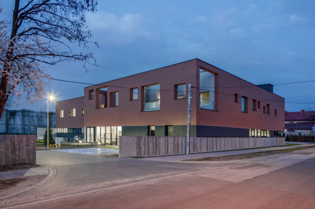 budynek z otworami okiennymi o zmierzchu