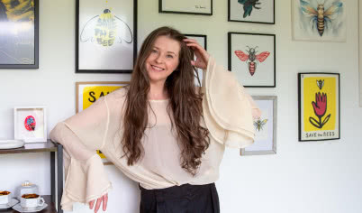 Pszczoły w designie: sztuka na rzecz bioróżnorodności. Jubileuszowa edycja akcji Together for Bees w Warszawie