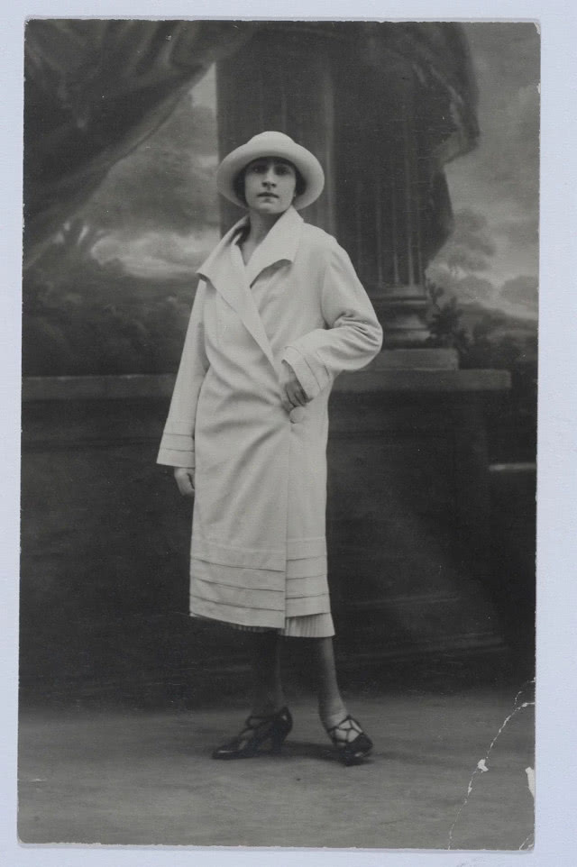 czarnobiałe zdjęcie kobiety ubranej na biało