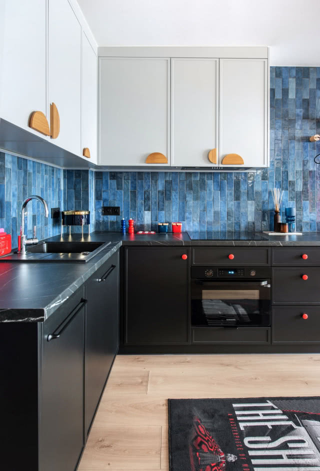 czarne meble w kuchni