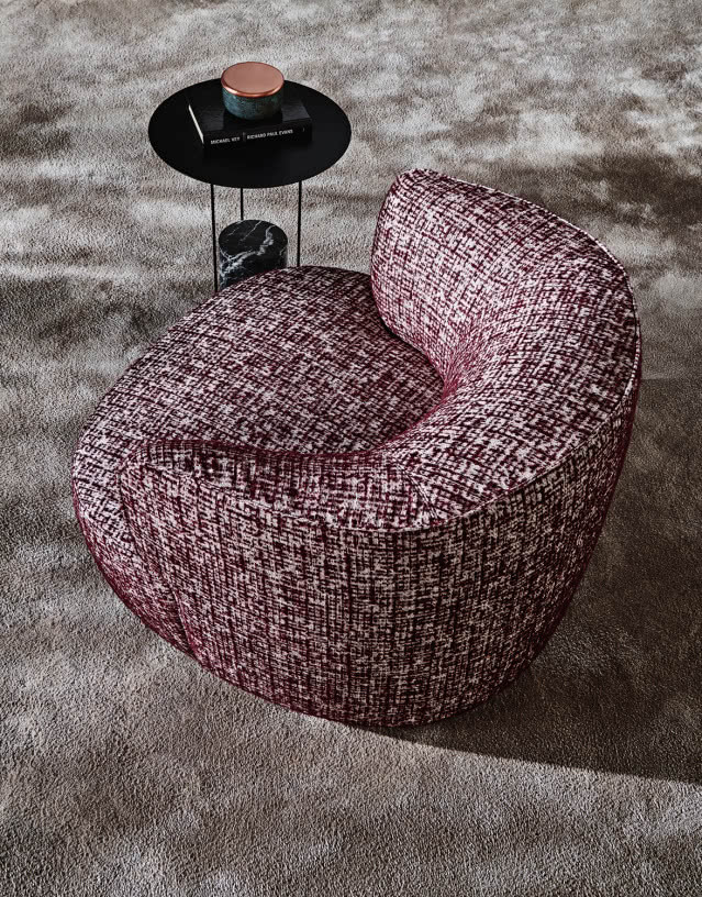 Masywny fotel w salonie z tkaniny boucle