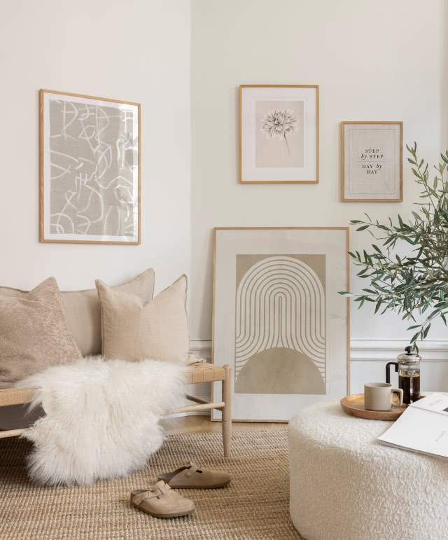 mieszkanie utrzymane w beżach, obraz też, oparty o ścianę stoi na podłodze