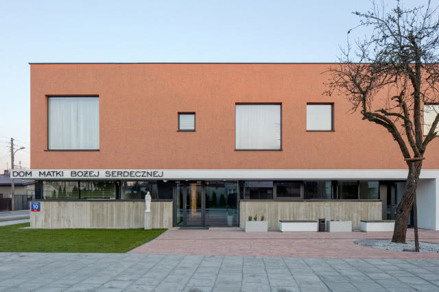 wejście do schroniska ze starą gruszą