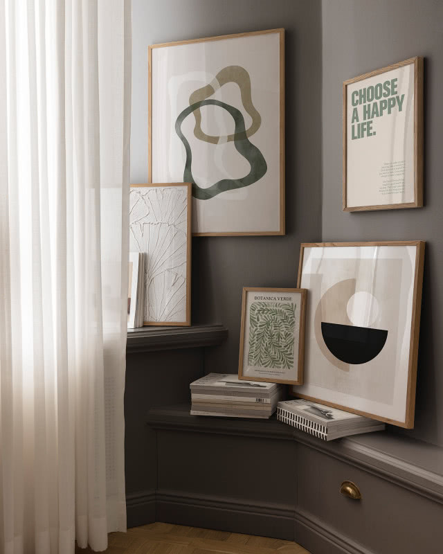 część obrazów wsi, część są oparte o ścianę stoją na ławce pod oknem