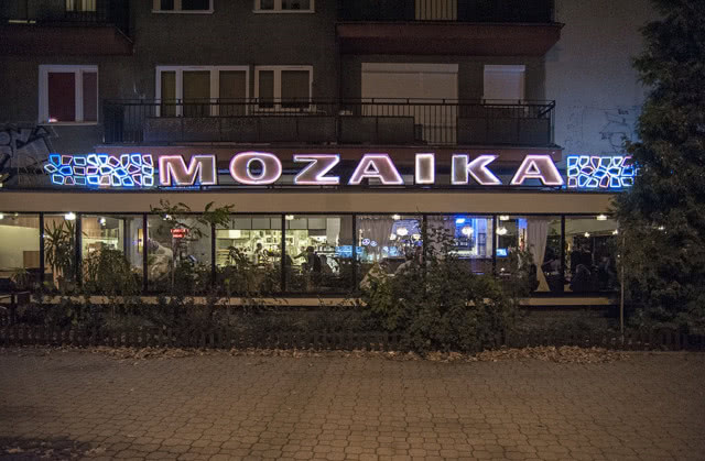 Neon Mozaika na jednej z kawiarni stolicy.