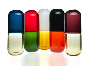 kolekcja
dwukolorowych wazonów o nazwie Happy
Pills