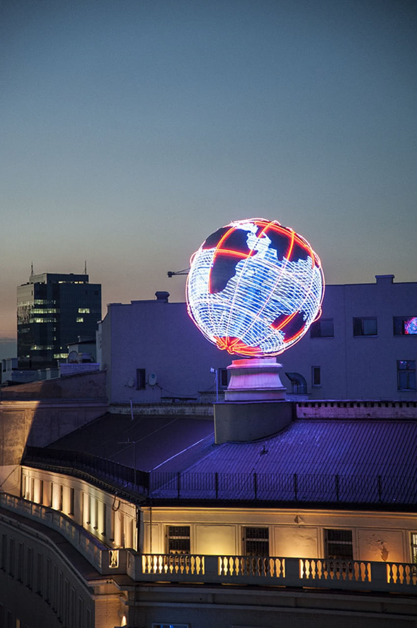 Globus stoi na budynku dawnego biura...