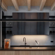 Drewniany domek w czeskich Karkonoszach. Rodzina mieszka tu cały rok!