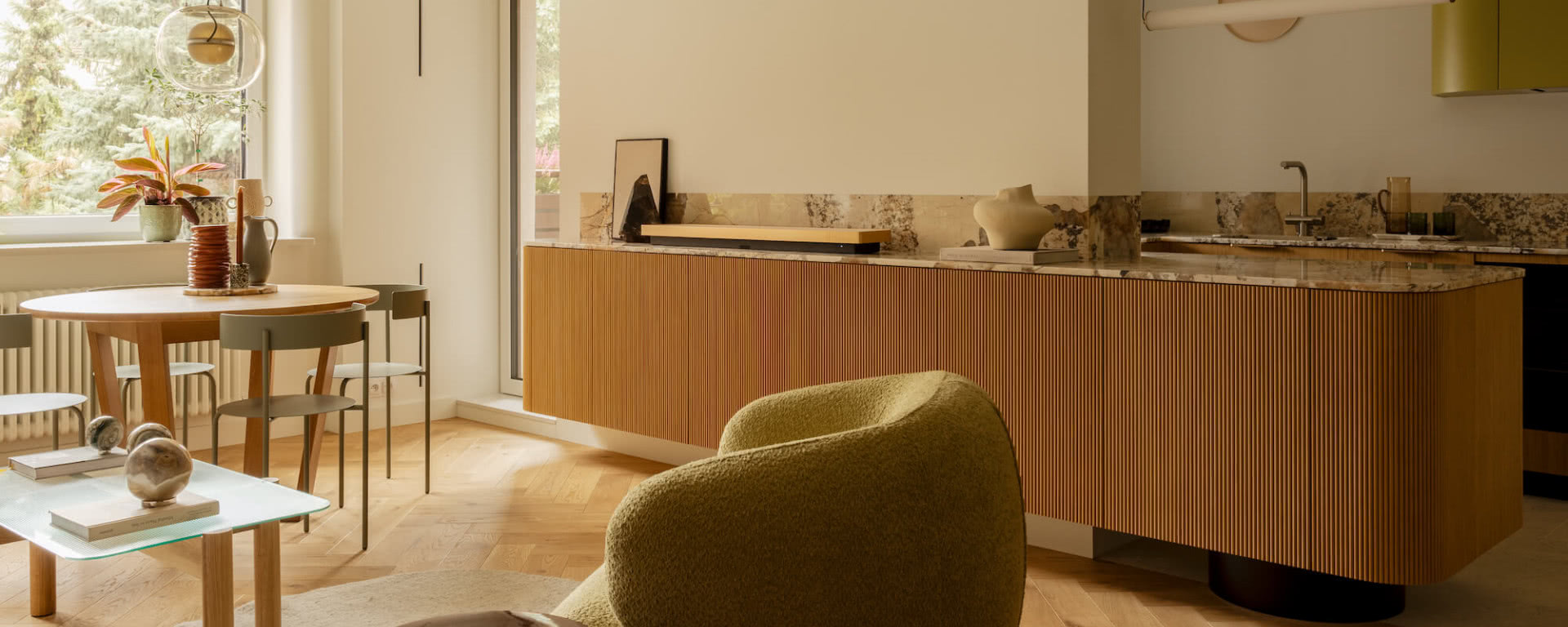 Organiczny modern classic. W tym mieszkaniu wiosna trwa przez cały rok