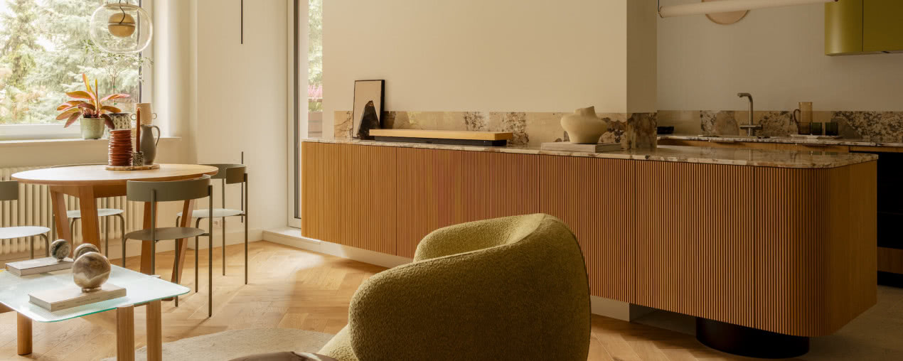 Organiczny modern classic. W tym mieszkaniu wiosna trwa przez cały rok