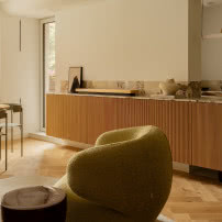 Organiczny modern classic. W tym mieszkaniu wiosna trwa przez cały rok