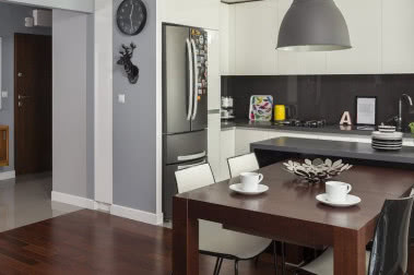 Vintage, plakaty i kolory w 3-pokojowym mieszkaniu