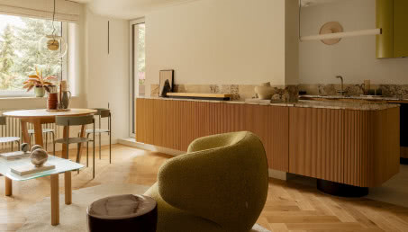 Organiczny modern classic. W tym mieszkaniu wiosna trwa przez cały rok