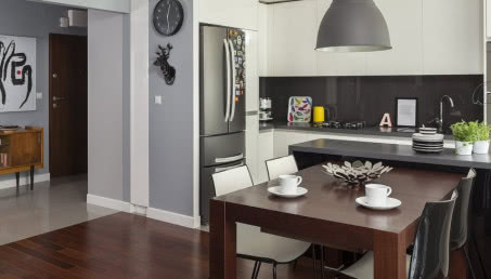 Vintage, plakaty i kolory w 3-pokojowym mieszkaniu