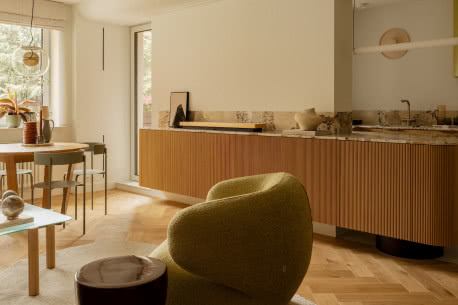 Organiczny modern classic. W tym mieszkaniu wiosna trwa przez cały rok