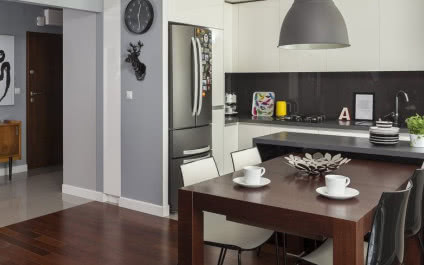 Vintage, plakaty i kolory w 3-pokojowym mieszkaniu