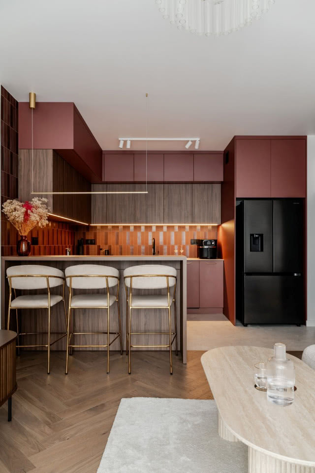 Burgundowa zabudowa kuchenna