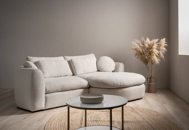 narożnik, dywan, stolik kawowy, wazon z ususzoną trawą, panele